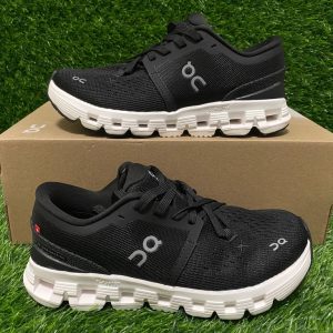 tenis on cloud negro suela blanca