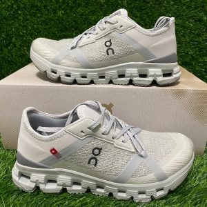 tenis on cloud grises
